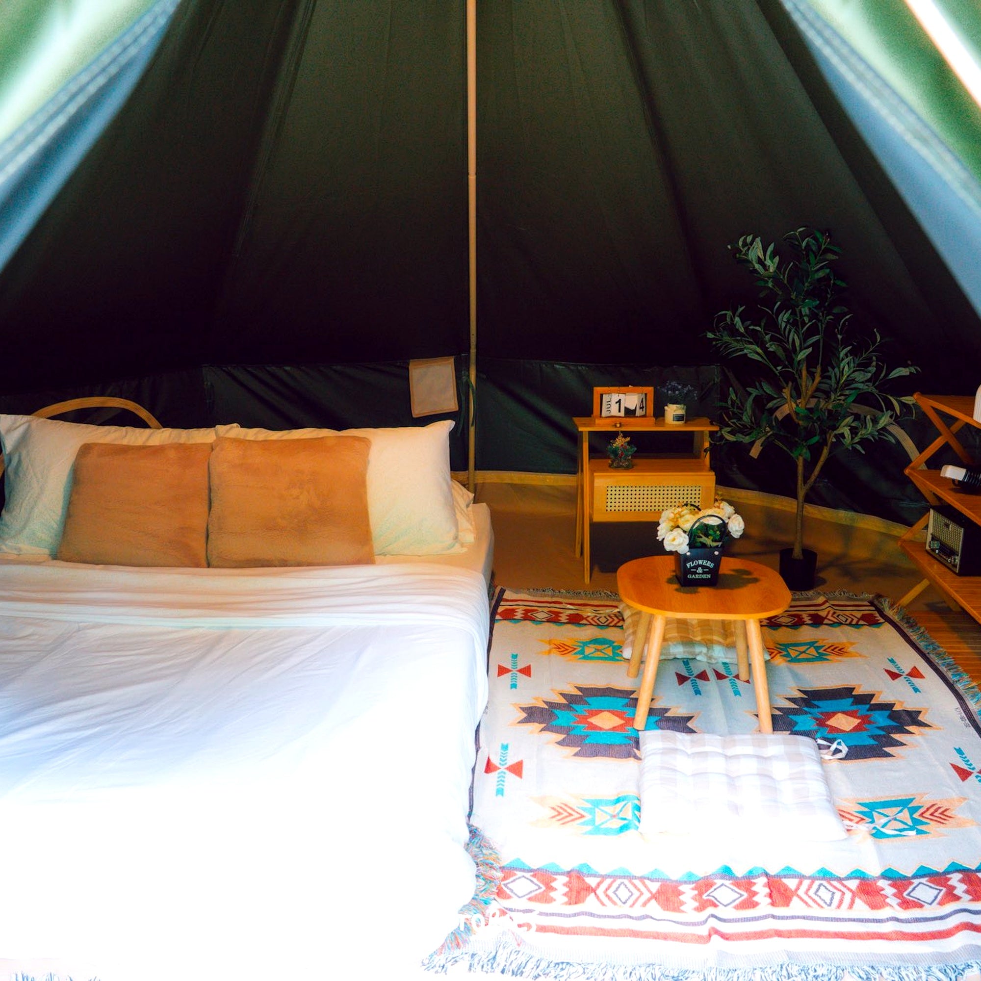 Wiman Bell Tent สีเขียวกับวิวธรรมชาติแวดล้อม